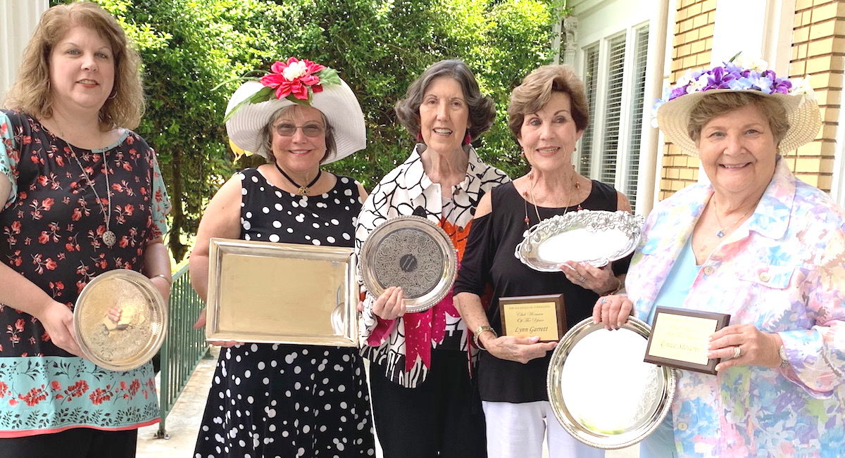 GFWC Service Guild of Covington presents awards